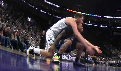 意昂官方-这谁顶得住啊！基昂特·乔治被260斤的约基奇压在身上 表情狰狞！