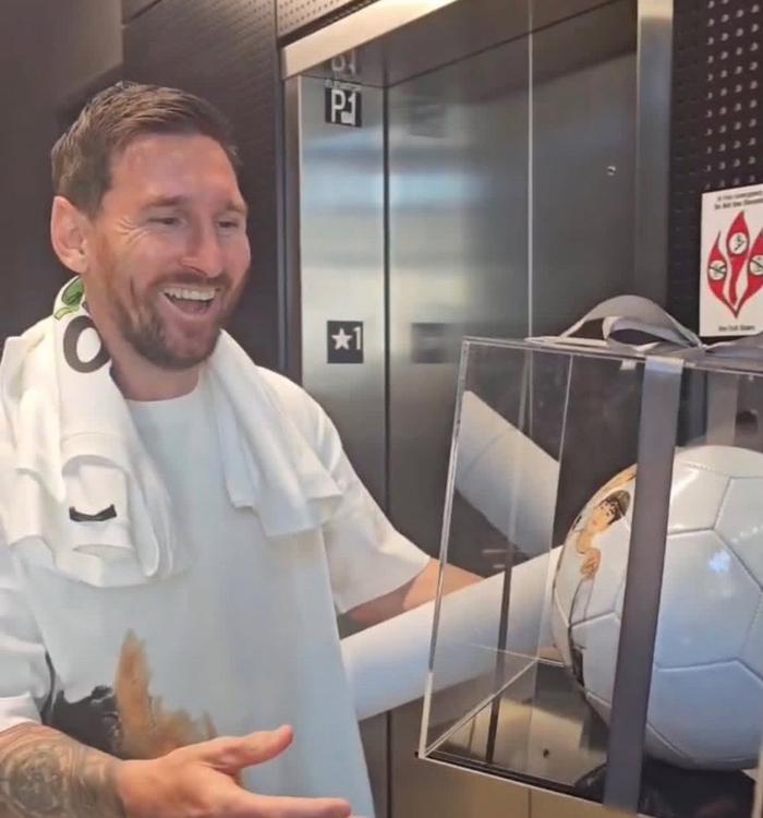 意昂官方-梅西赛场见家人照片印足球瞬间动容|莱昂内尔·梅西|美职|美职联_新浪体育_新浪新闻