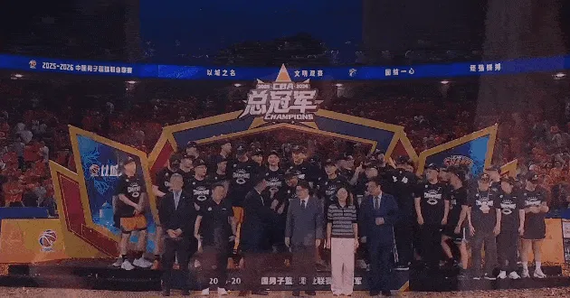 意昂娱乐-上海男篮时隔24年夺冠，姚明场边见证上海男篮夺得第二冠
